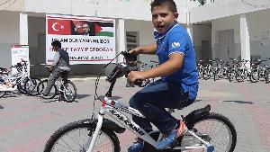 Дети из Сектора газа получили велосипеды из Турции