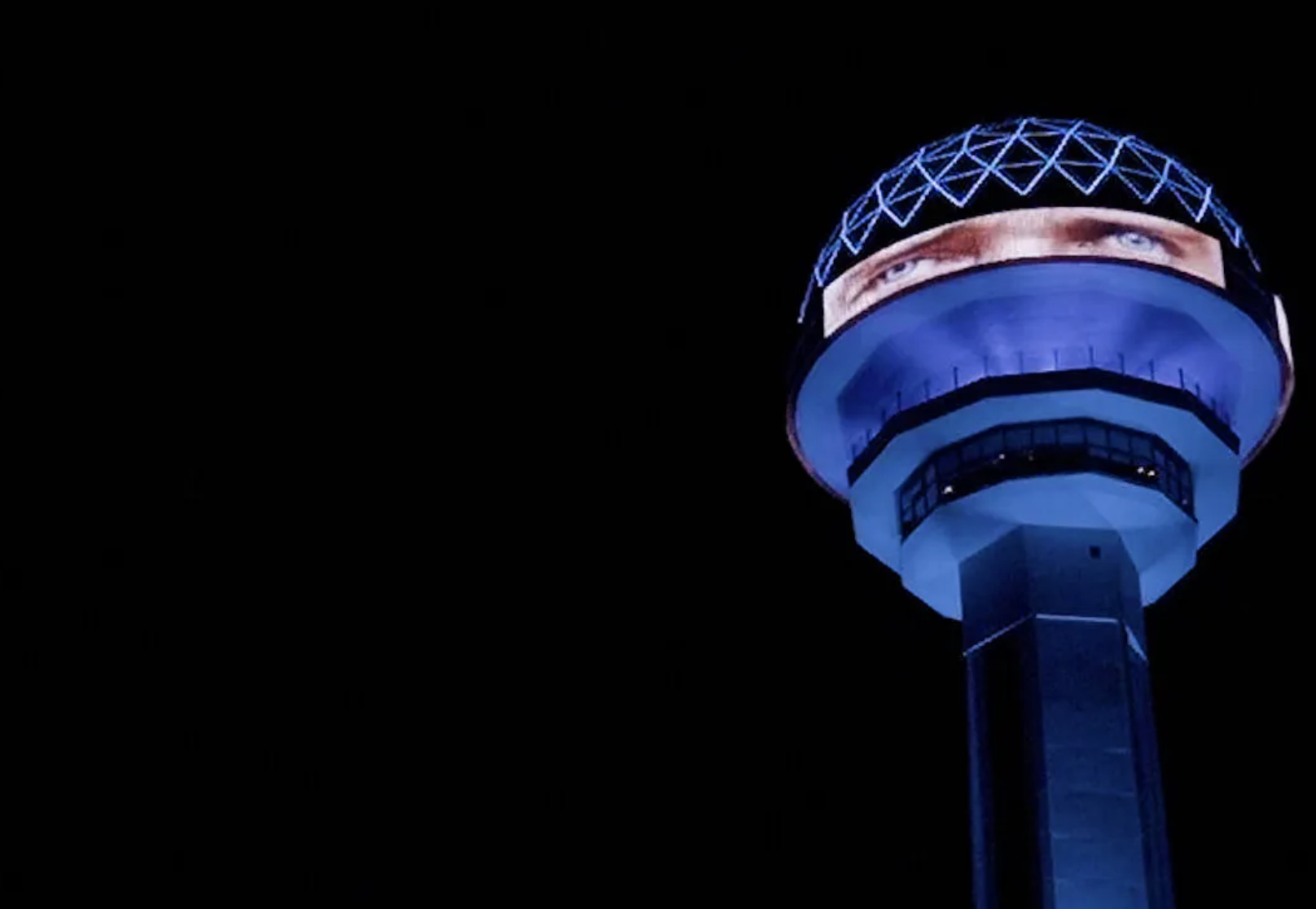 В Анкаре, на символе столицы — башне Атакуле, ночью 9 ноября 2025 года отобразили голубоглазый взгляд Мустафы Кемаля Ататюрка