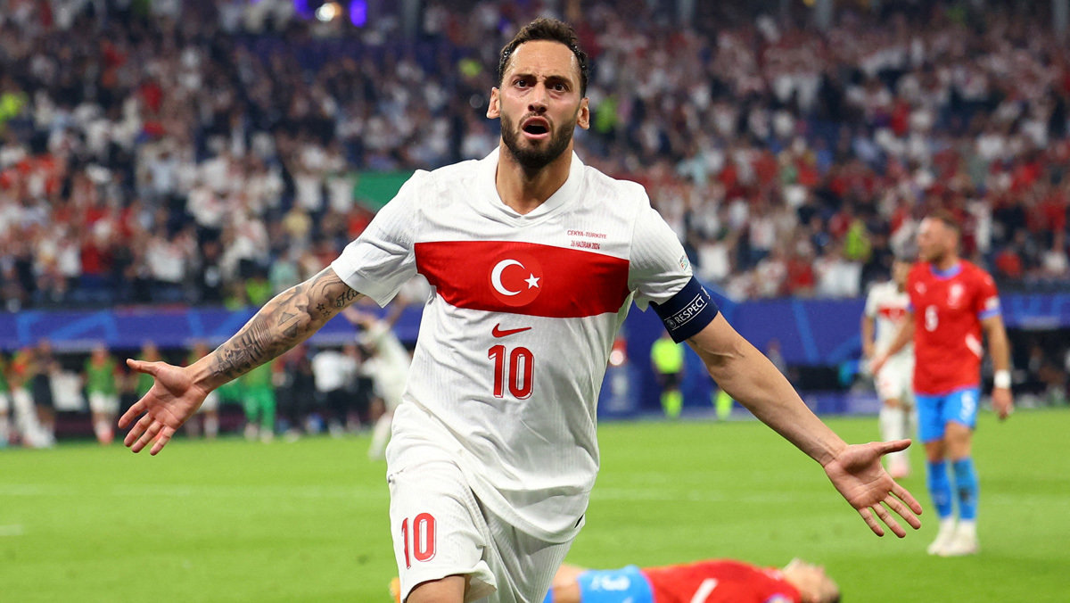 Hakan Çalhanoğlu — полузащитник сборной Турции и миланского "Интера". Судя по запросам, вот-вот подпишет контракт с Fenerbahçe