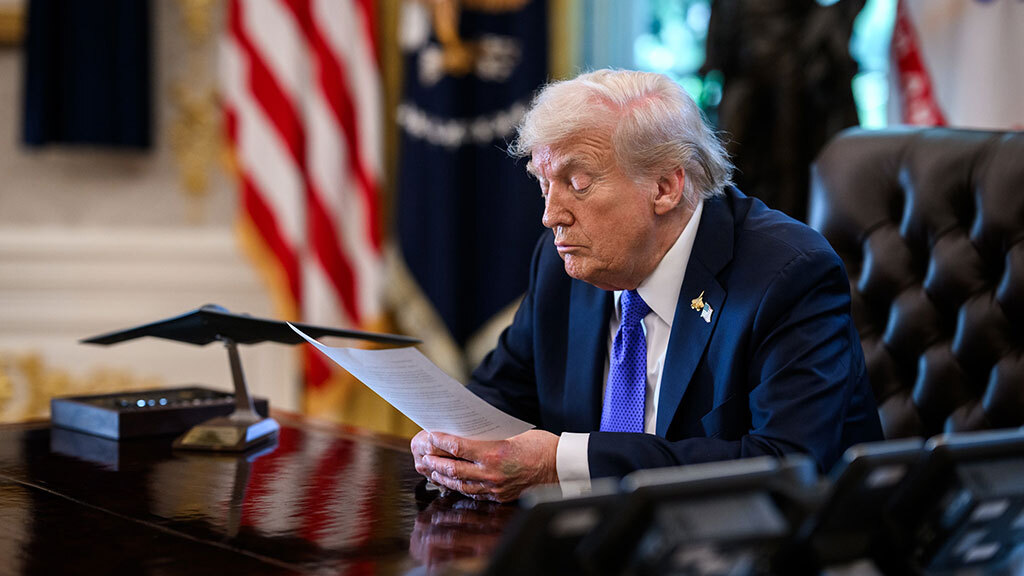 Дональд Трамп подчеркнул, что лично он не имеет отношения к делу Эпштейна, отметив, что внимание к нему проявляли некоторые известные демократы, включая бывшего президента Билла Клинтона.