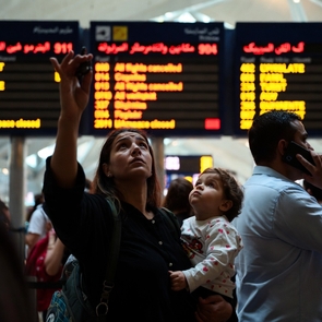 Отмена рейсов на Ближнем Востоке 2026: закрытое небо и хаос