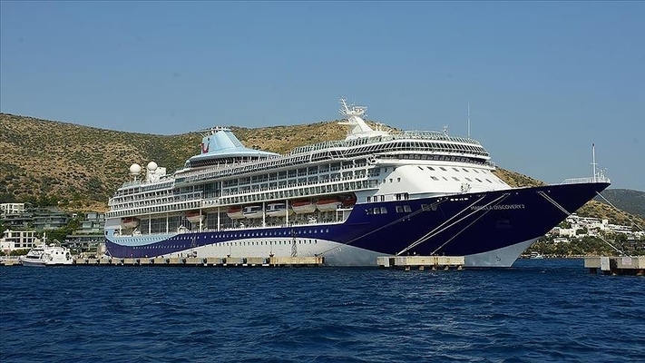 Круизный лайнер Marella Discovery 2 прибыл в Аланью с 2700 туристами