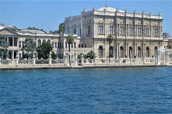 Турция: история религий и новые правила посещения Долмабахче