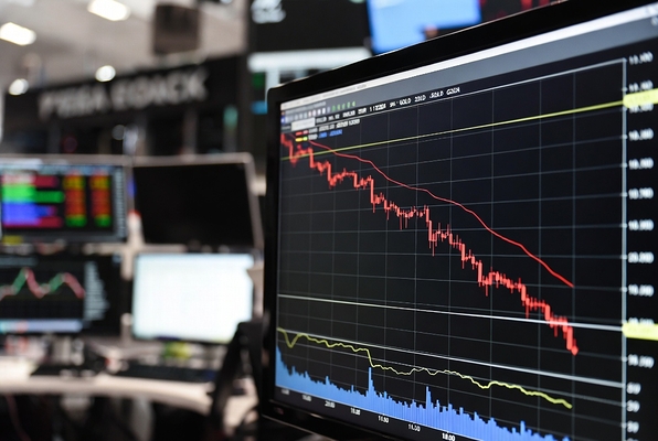 Цены на золото меняют направление на фоне Ирана и ФРС