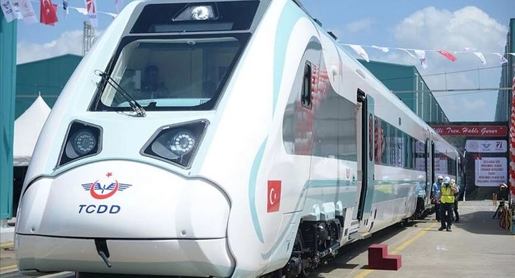 Первый местный высокоскоростной поезд Турции выходит на рельсы