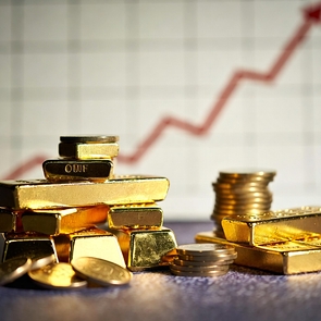 Цены на золото снова растут: инвесторы возвращаются к активам-убежищам