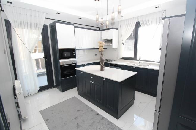 Дюплекс 5+2 с видом на море в Стамбуле