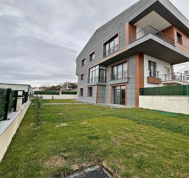 Вилла 7+1 с видом на море в Стамбуле