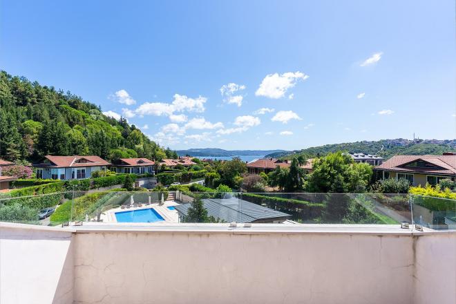 Вилла 5+2 с видом на море в Стамбуле