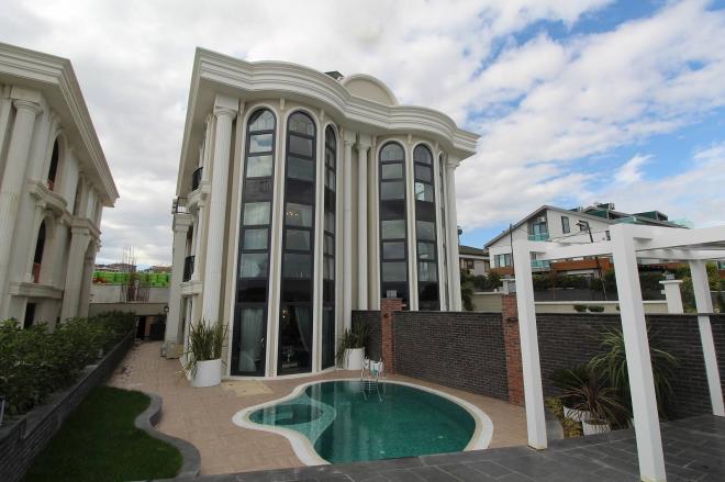 Вилла 5+2 с видом на море в Стамбуле