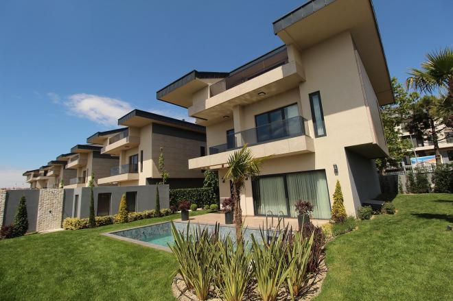 Вилла 4+2 с видом на море в Стамбуле