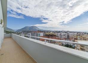 Пентхаус планировкой 3+1 с видом на Средиземное море