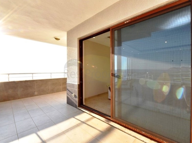 Просторная трехкомнатная квартира на первой береговой линии