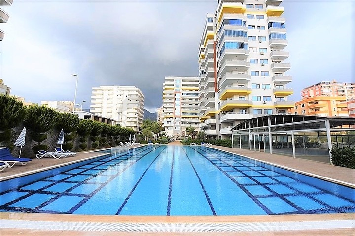 Просторная трехкомнатная квартира на первой береговой линии