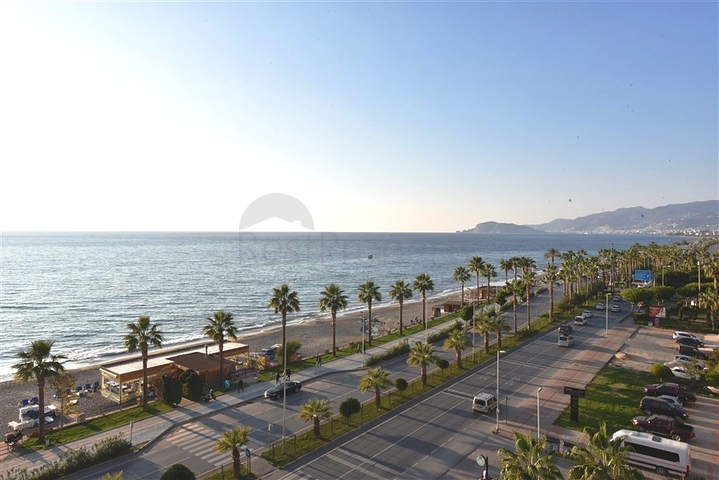 Просторная трехкомнатная квартира на первой береговой линии