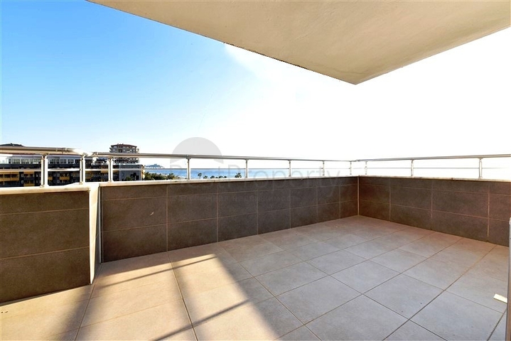 Просторная трехкомнатная квартира на первой береговой линии