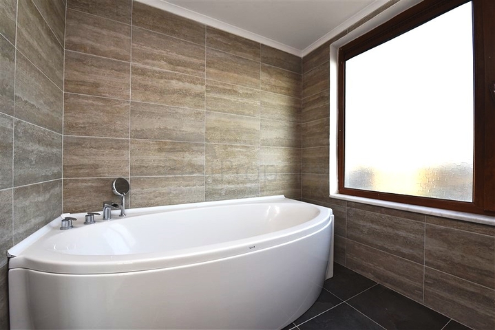 Просторная трехкомнатная квартира на первой береговой линии