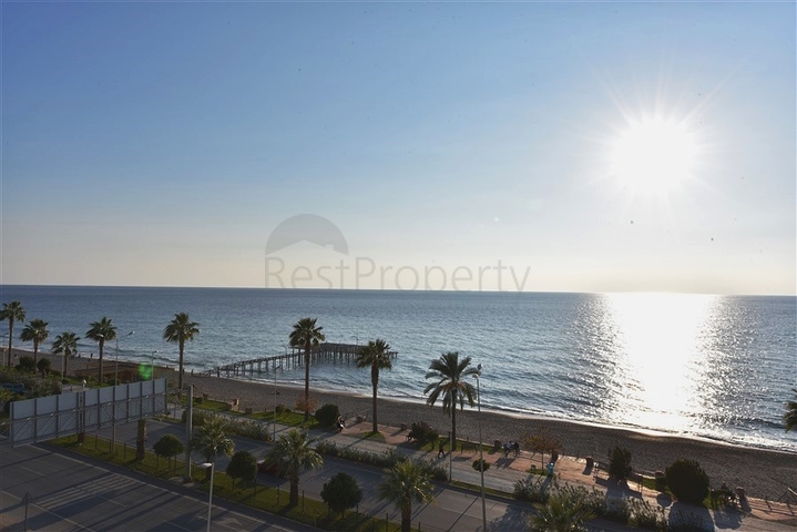 Просторная трехкомнатная квартира на первой береговой линии