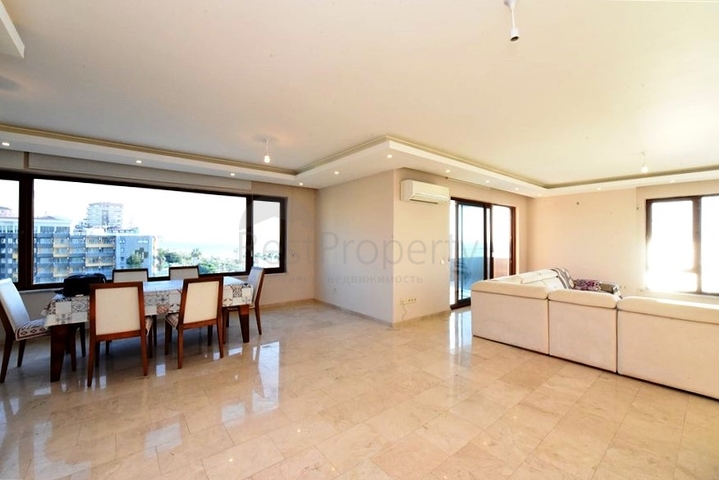 Просторная трехкомнатная квартира на первой береговой линии