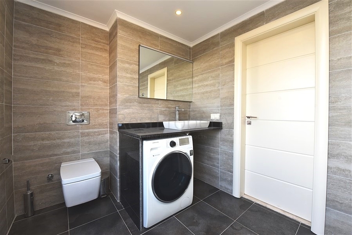 Просторная трехкомнатная квартира на первой береговой линии