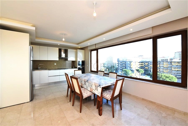 Просторная трехкомнатная квартира на первой береговой линии