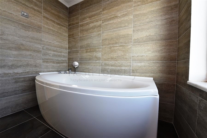 Просторная трехкомнатная квартира на первой береговой линии