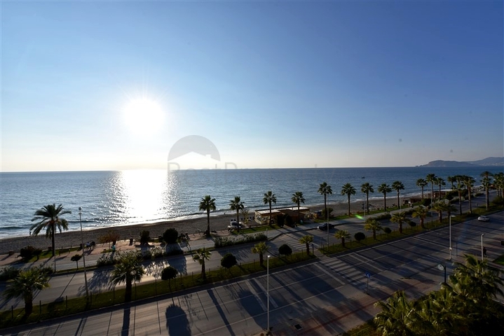 Просторная трехкомнатная квартира на первой береговой линии