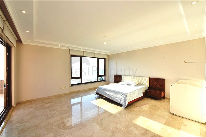 Просторная трехкомнатная квартира на первой береговой линии