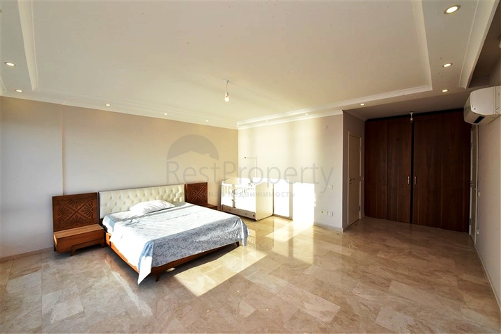 Просторная трехкомнатная квартира на первой береговой линии