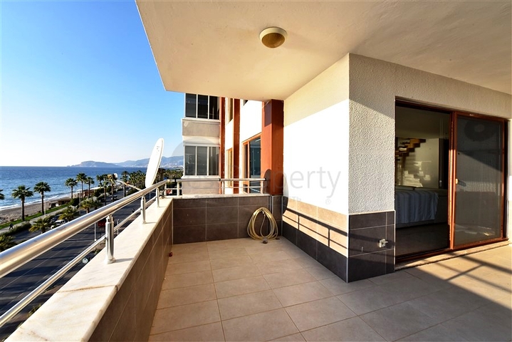 Просторная трехкомнатная квартира на первой береговой линии