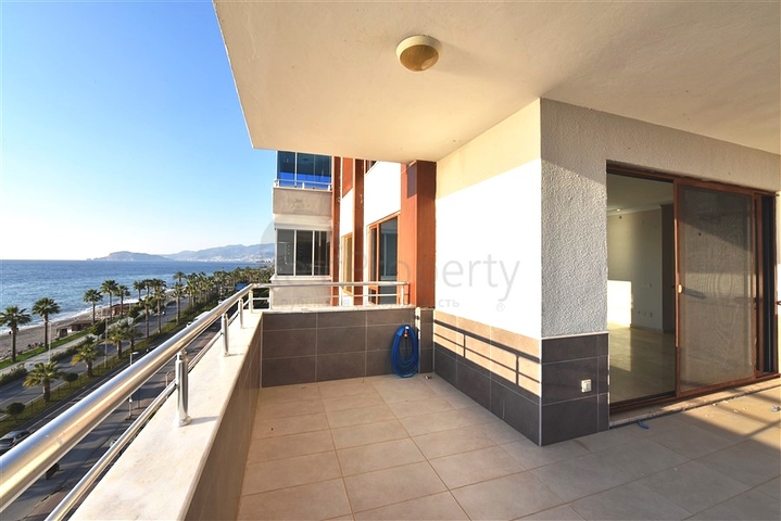 Просторная трехкомнатная квартира на первой береговой линии