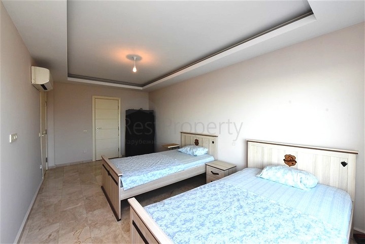 Просторная трехкомнатная квартира на первой береговой линии