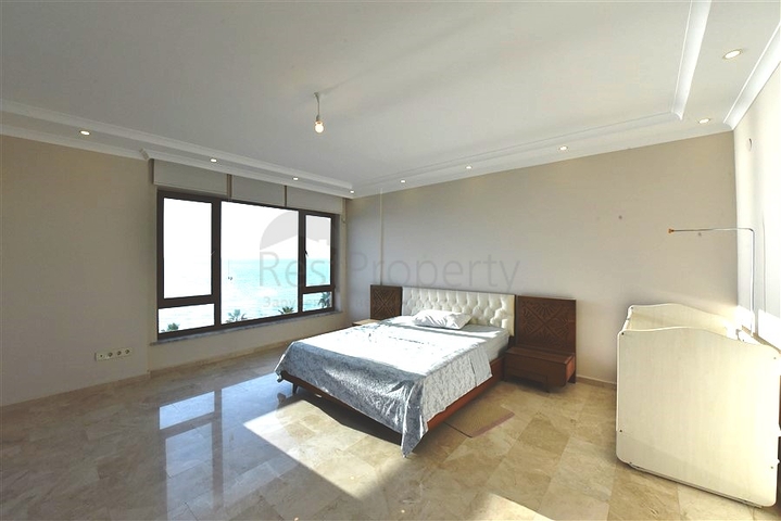 Просторная трехкомнатная квартира на первой береговой линии