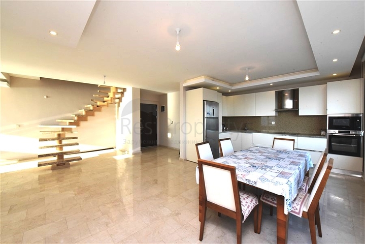 Просторная трехкомнатная квартира на первой береговой линии