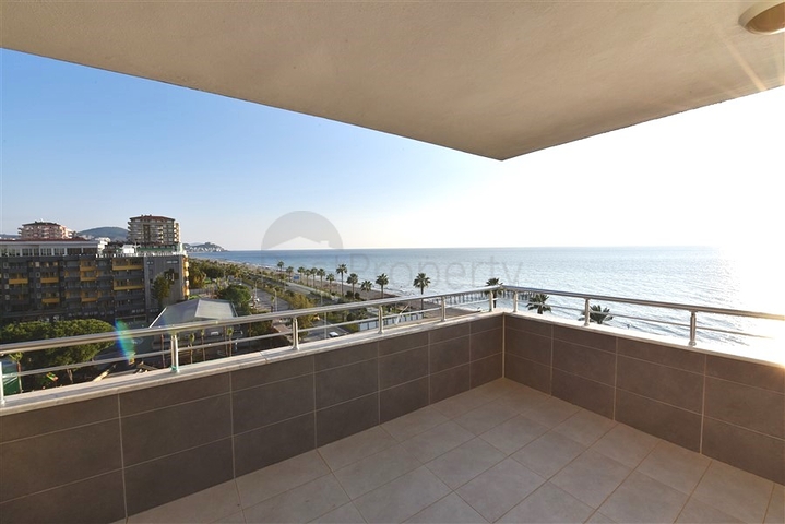 Просторная трехкомнатная квартира на первой береговой линии