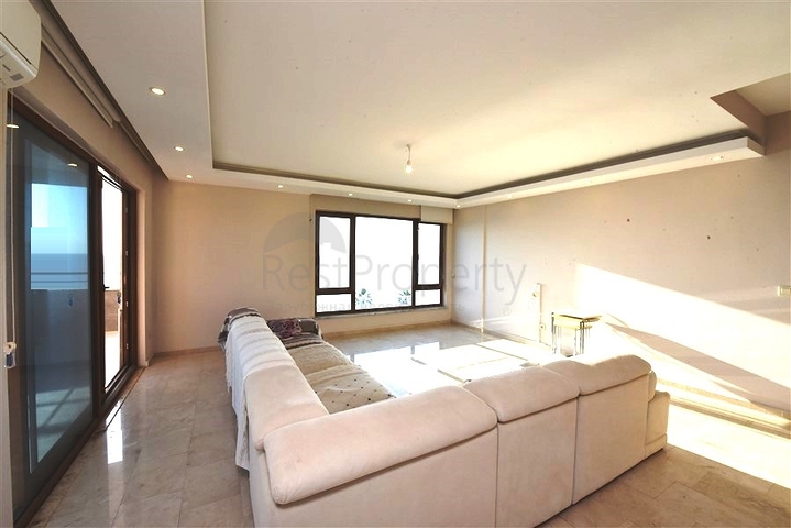 Просторная трехкомнатная квартира на первой береговой линии