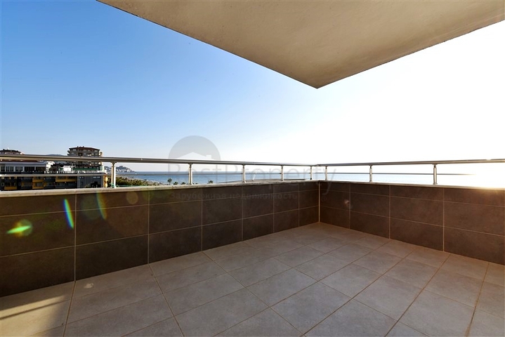 Просторная трехкомнатная квартира на первой береговой линии