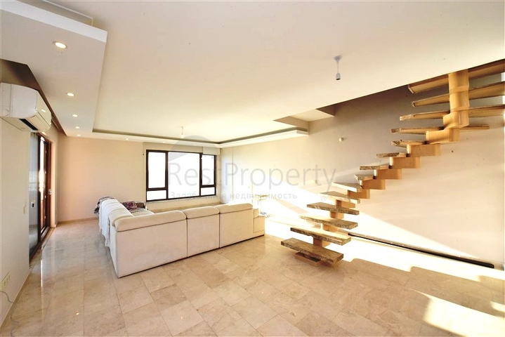 Просторная трехкомнатная квартира на первой береговой линии