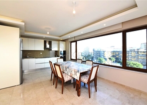 Просторная трехкомнатная квартира на первой береговой линии