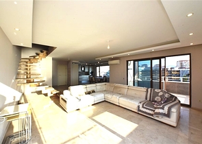 Просторная трехкомнатная квартира на первой береговой линии