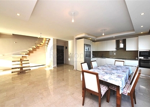 Просторная трехкомнатная квартира на первой береговой линии