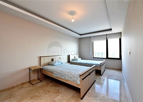 Просторная трехкомнатная квартира на первой береговой линии