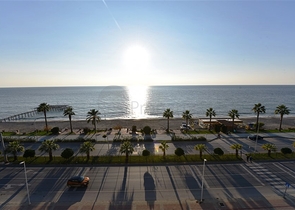 Просторная трехкомнатная квартира на первой береговой линии