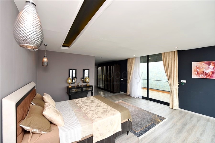 Вилла планировки 5+1 в центральном районе Алании