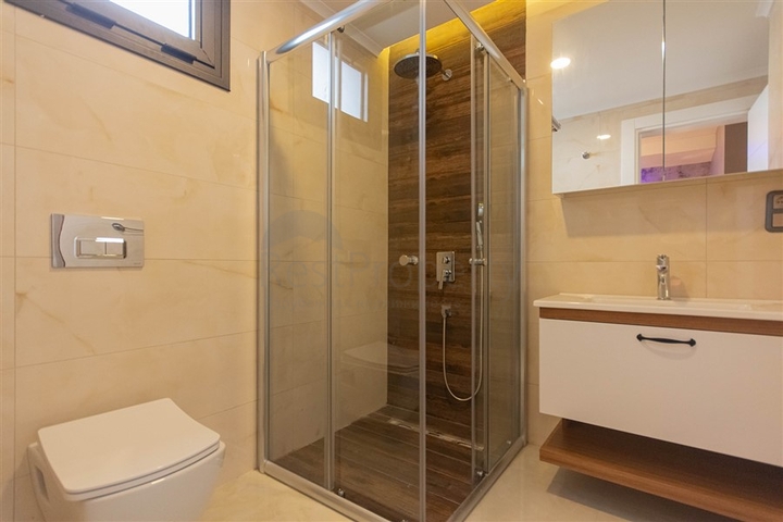 Меблированная квартира 2+1 на первой береговой линии в Махмутларе