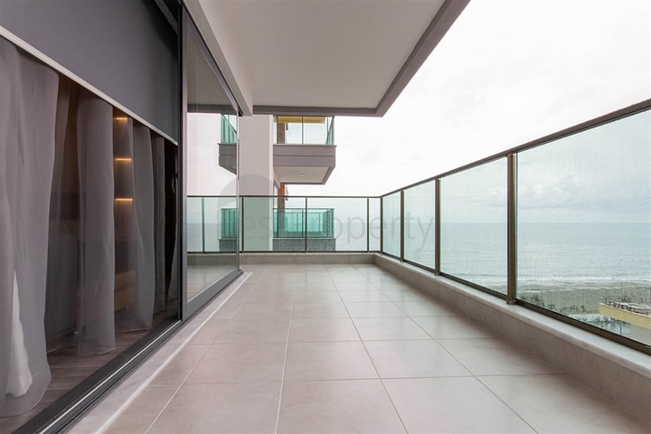 Меблированная квартира 2+1 на первой береговой линии в Махмутларе