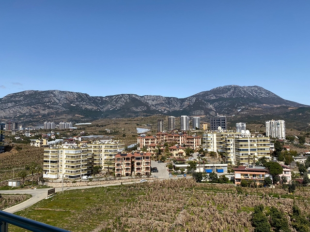 Трехкомнатный пентхаус в жилом комплексе с инфраструктурой