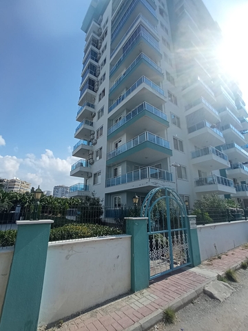 Трехкомнатный пентхаус в жилом комплексе с инфраструктурой