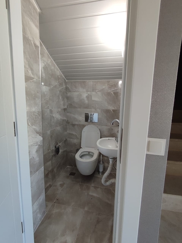 Трехкомнатный пентхаус в жилом комплексе с инфраструктурой