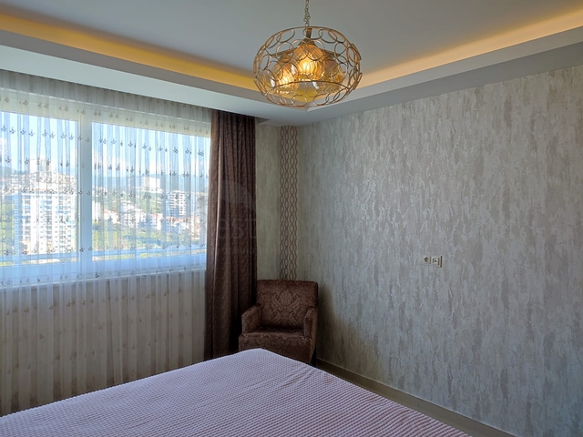 Трехкомнатный пентхаус в жилом комплексе с инфраструктурой